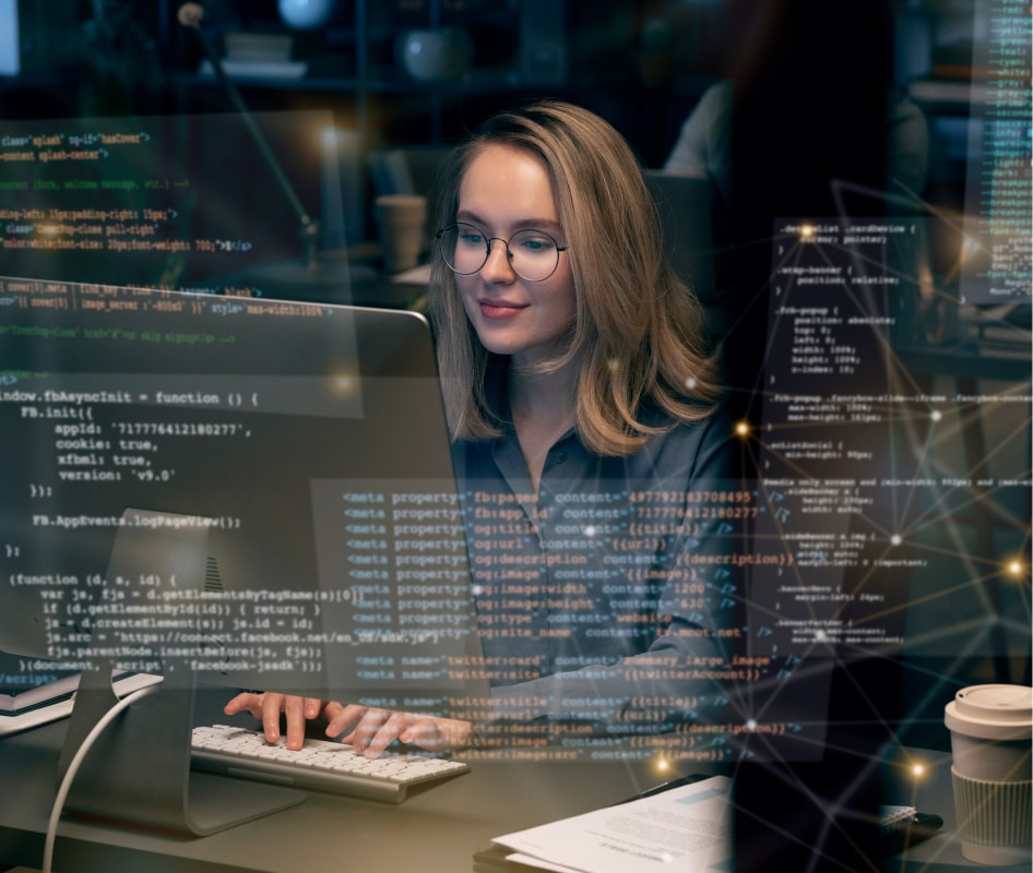 Mujer programando en un entorno futurista con hologramas y pantallas flotantes