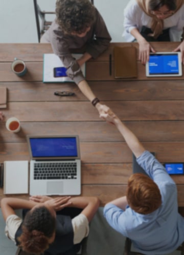 grupo empresarial cerrando negocio y creando enlaces con sus clientes